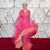 Helen Mirren combinou batom pink com vestido, mostrando que não há idade para usar cores vibrantes e alegres