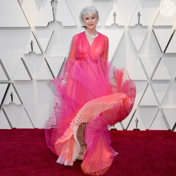 Helen Mirren combinou batom pink com vestido, mostrando que não há idade para usar cores vibrantes e alegres