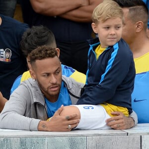 Davi Lucca encanta Neymar ao cantar 'Meu Abrigo', do grupo Melim