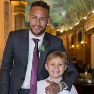 Neymar se derrete pelo filho, Davi Luccas, cantando em vídeo