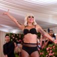 Por fim, em sua chegada triunfal, Lady Gaga se despiu de toda a roupa e exibiu seu look com lingerie. Top, calcinha e meia arrastão. A bota com meia pata elevada lembrou os sapatos exóticos que a cantora usava no início da carreira