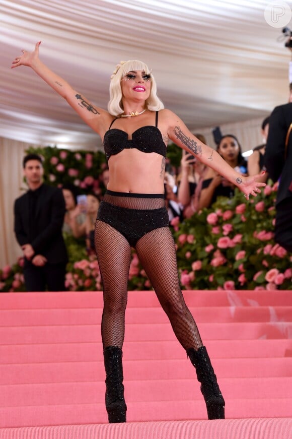 Por fim, em sua chegada triunfal, Lady Gaga se despiu de toda a roupa e exibiu seu look com lingerie. Top, calcinha e meia arrastão. A bota com meia pata elevada lembrou os sapatos exóticos que a cantora usava no início da carreira