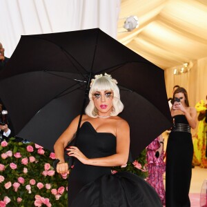 Lady Gaga transformou o vestido all pink em um black dress elegante