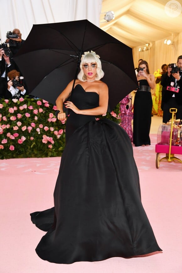 Lady Gaga transformou o vestido all pink em um black dress elegante