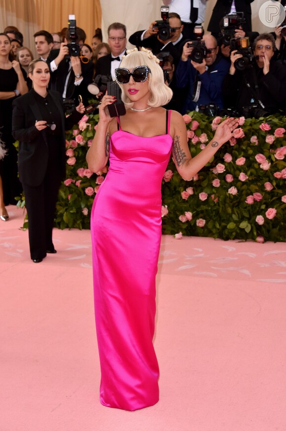 Durante sua caminhada à entrada do baile do MET, a cantora surpreendeu mais uma vez e tranformou o vestido preto elegante em um tubinho rosa pink bem anos 90