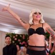 Lady Gaga em sua versão final do look que foi transformado em 4 em sua chegada triunfal no baile do MET 2019