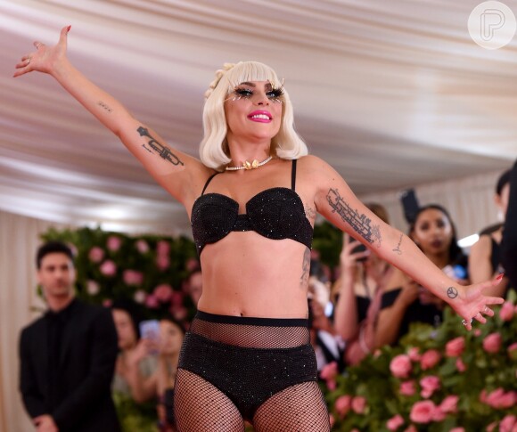 Lady Gaga em sua versão final do look que foi transformado em 4 em sua chegada triunfal no baile do MET 2019