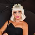 Lady Gaga fez uma customização do vestido e deu ainda mais destaque à maquiagem
