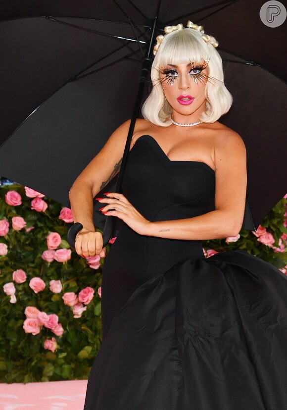 Lady Gaga fez uma customização do vestido e deu ainda mais destaque à maquiagem