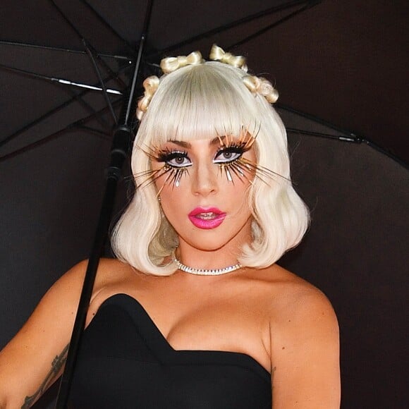 Lady Gaga fez uma customização do vestido e deu ainda mais destaque à maquiagem