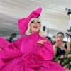Lady Gaga chegou com um vestido pink dramático com uma cauda longa e aessório na cabeça da mesma cor do look