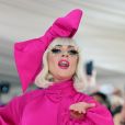 Maquiagem de Lady Gaga teve batom rosa pink e cílios exagerados, como manda o tema 'Camp: Notes on Fashion'