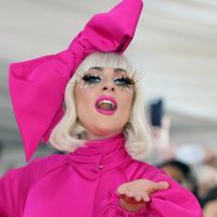 Camaleoa! Lady Gaga choca com look que se transforma em 4 em baile do MET 2019