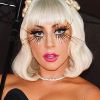 Maxicílios de Lady Gaga era dourado e deu bastante destaque na maquiagem. Truque do lápis branco na linha d'água para aumentar os olhos é muito útil nesse caso