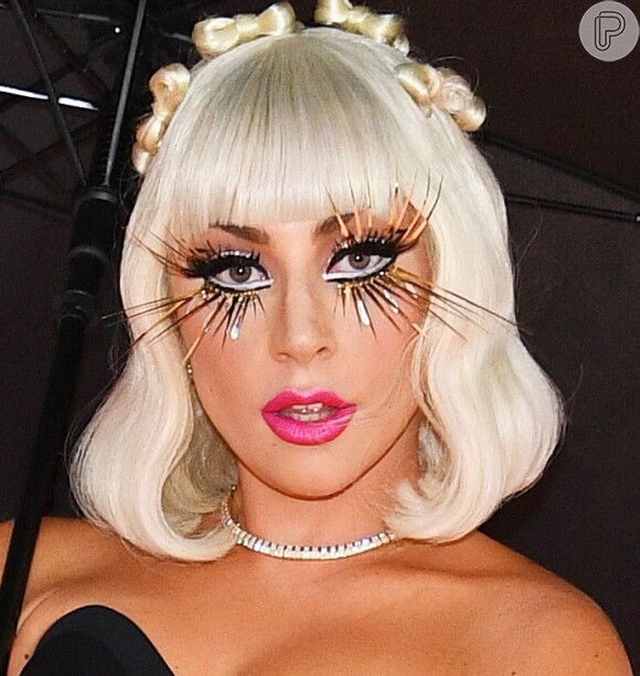 Maxicílios de Lady Gaga era dourado e deu bastante destaque na maquiagem. Truque do lápis branco na linha d'água para aumentar os olhos é muito útil nesse caso