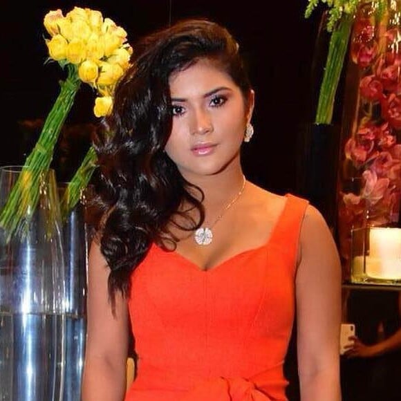 Mileide Mihaile empurrou o namorado, Wallas Arrais, em um carrinho de bagagem no aeroporto de Fortaleza. 'e leva aqui, amor!', pediu o cantor