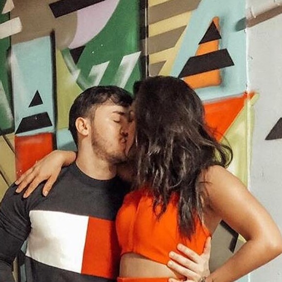 Mileide Mihaile trocou beijos com o namorado, Wallas Arrais, durante voo para Fortaleza
