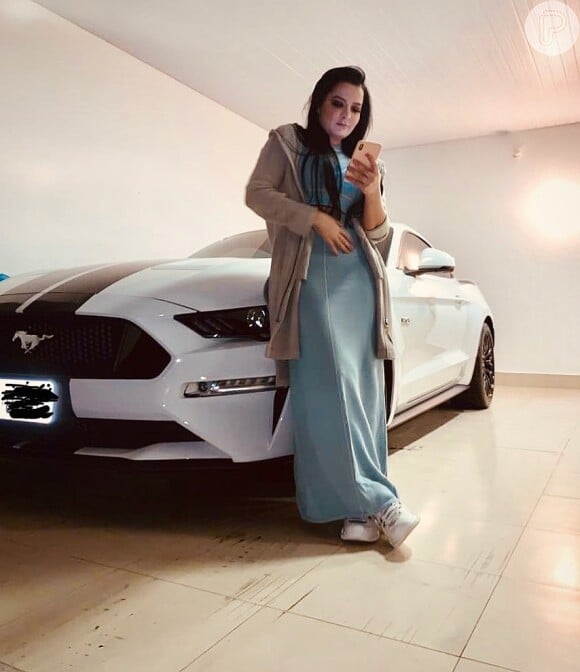 Maraisa chamou atenção por posar com um Ford Mustang GT, avaliado em aproximadamente R$ 300 mil