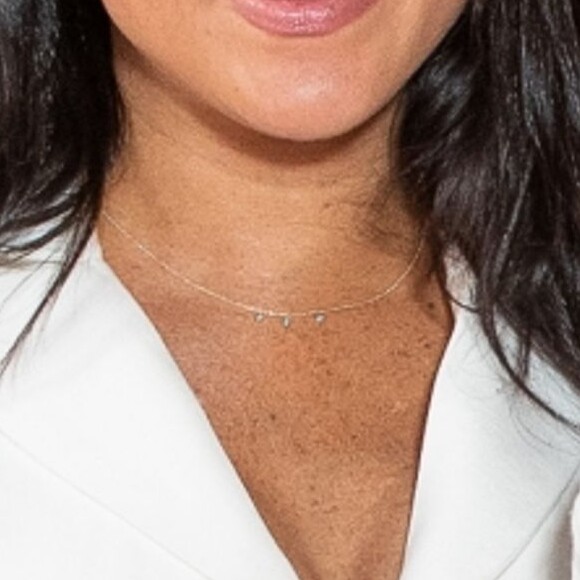 Meghan Markle aposta em colar declicado com turquesa da marca Jennifer Meyer