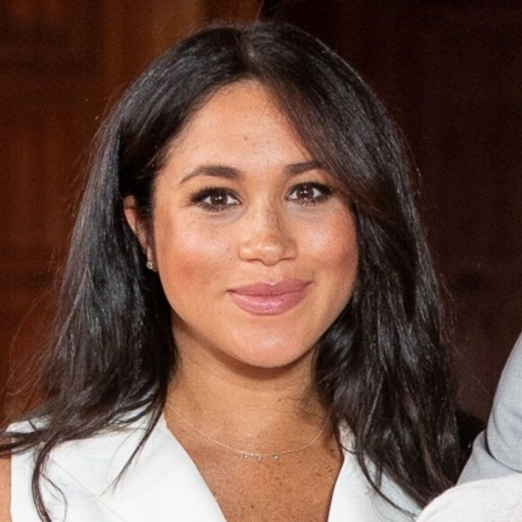 Meghan Markle usa look grifado em primeira aparição com o filho e Príncipe Harry