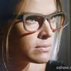 Os óculos usados por Leticia Birkheuer são da marca própria da atriz, a LB, mas só estarão disponíveis para venda a partir de novembro