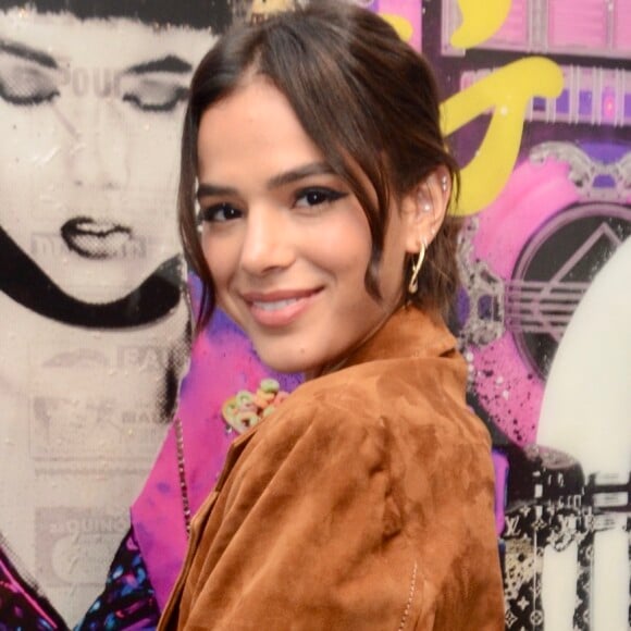 Bruna Marquezine completou produção com bolsa de couro Odette Saffiano e loafers no pé