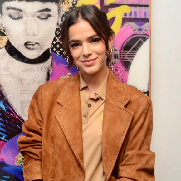 Bruna Marquezine finalizou estilo com penteado moderno e maquiagem leve, com olhos delineados