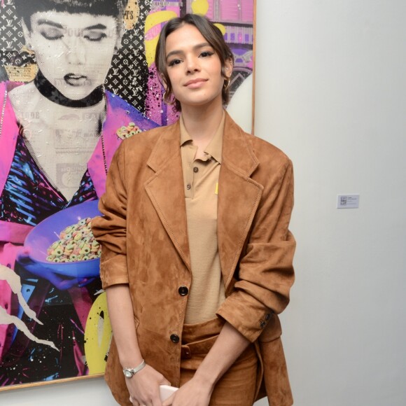 Bruna Marquezine acrescentou ao look minissaia com cinto