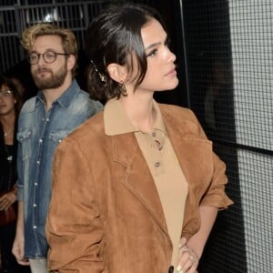 Bruna Marquezine usou jaqueta masculina, de R$ 17 mil, da grife italiana Prada em evento