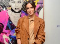 Conjunto camurça e bolsa de R$ 7 mil: o look de Marquezine em exposição de arte