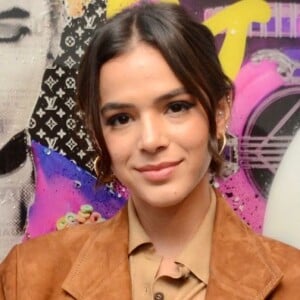 Bruna Marquezine aposta em conjuto de camurça para prestigiar exposição de arte em São Paulo