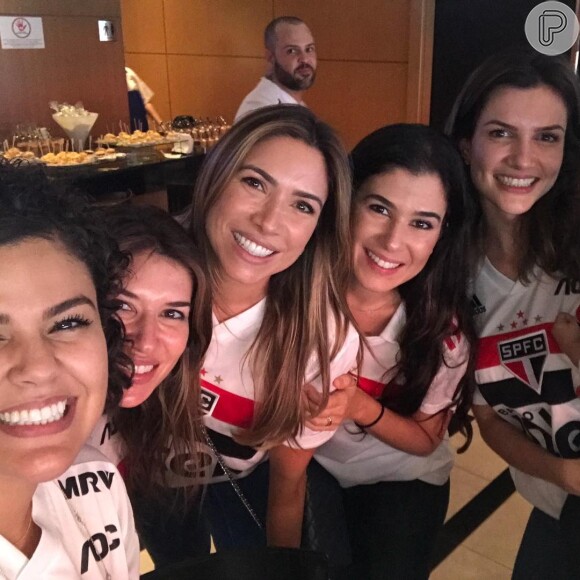 Patricia Abravanel se reuniu com irmãs e amigas na torcida por Alexandre Pato na reestreia do jogador no São Paulo