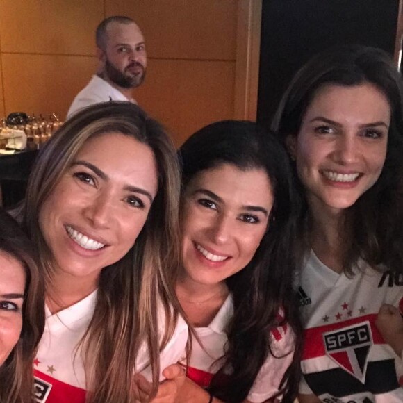 Patricia Abravanel se reuniu com irmãs e amigas na torcida por Alexandre Pato na reestreia do jogador no São Paulo