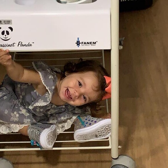 Patricia Abravanel já mostrou a filha, Jane, fazendo travessura no berço do irmão caçula, Senor