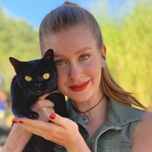 Marina Ruy Barbosa  compartilhou foto com o gato de  'O Sétimo Guardião'