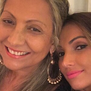 Patricia Poeta impressiona por semelhança com a mãe em foto de homenagem