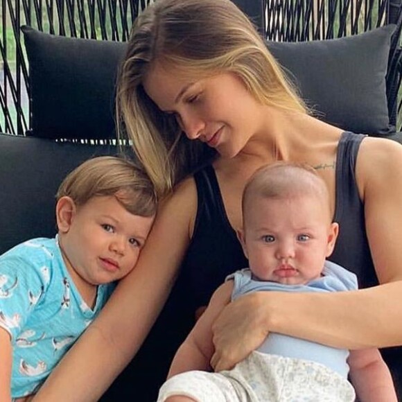 Andressa Suita é homenageada por Gusttavo Lima em foto com os filhos, em 12 de maio de 2019