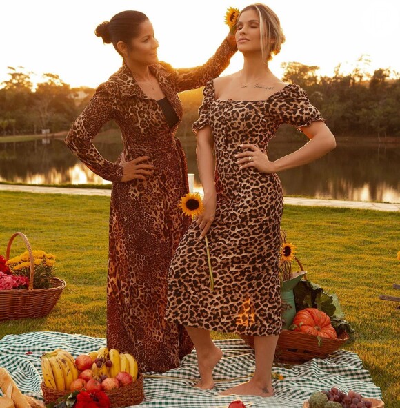 Andressa Suita e a mãe, Suely Suita, usaram vestido com estampa de animal print