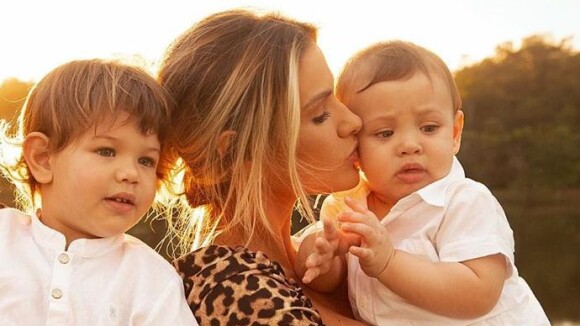 Andressa Suita combina estampa de look com mãe em foto com os filhos. Veja!