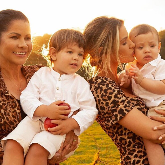 Andressa Suita posou com a mãe e os filhos, Gabriel e Samuel, em ensaio