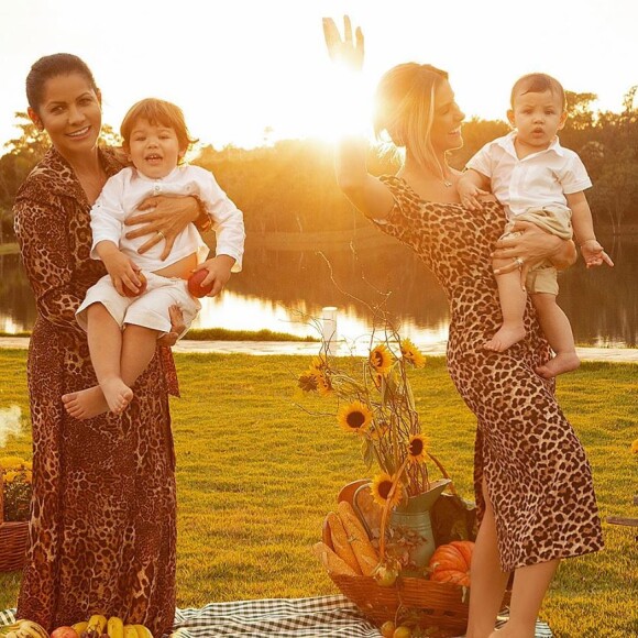 Andressa Suita fez um ensaio com a mãe, Suely Suita, e os filhos, Gabriel e Samuel