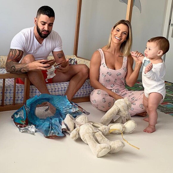 Gusttavo Lima homenageou a mulher, Andressa Suita, no Dia das Mães