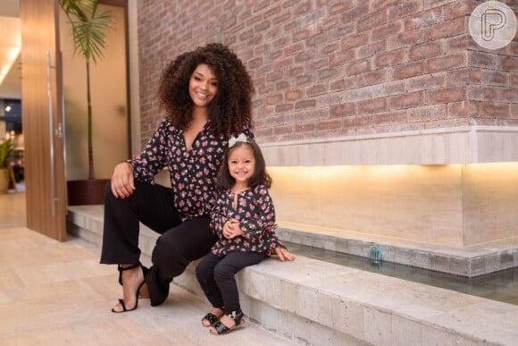Juliana Alves e a filha, Yolanda, usaram looks iguais em ensaio
