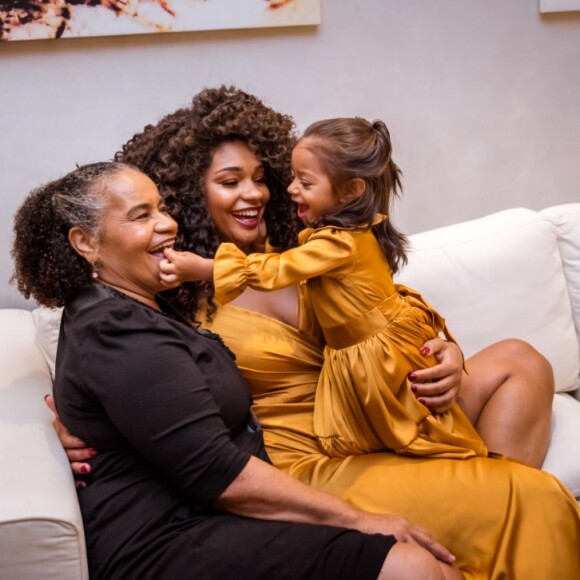 Juliana Alves também posou com a mãe, Fátima Alves, em ensaio