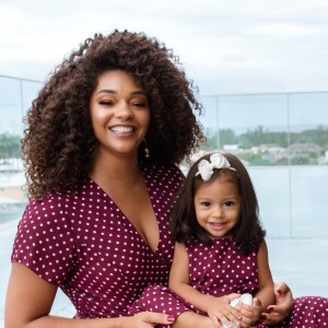 Juliana Alves e a filha, Yolanda, usaram looks iguais em ensaio fotográfico