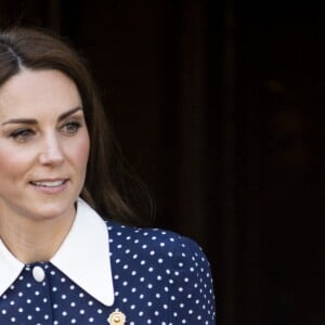 Kate Middleton usa vestido midi de botão e manga comprida para evento