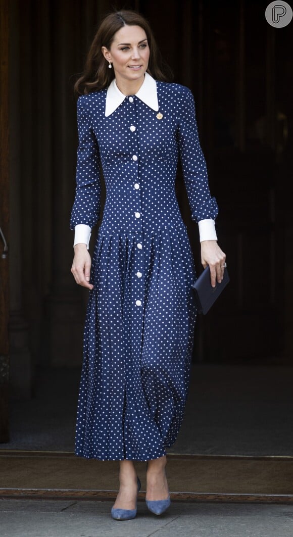 Kate Middleton usa vestido midi de botão e manga comprida para evento
