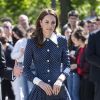 Kate Middleton combina clutch azul marinho com vestido azul de poá e sapato da mesma cor