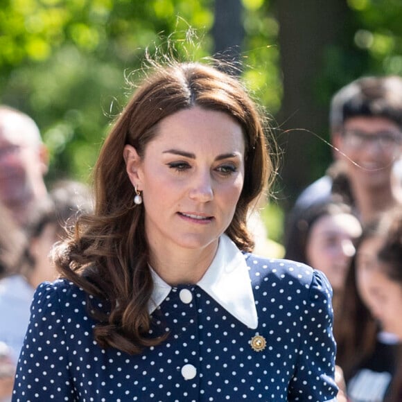Kate Middleton combina clutch azul marinho com vestido azul de poá e sapato da mesma cor