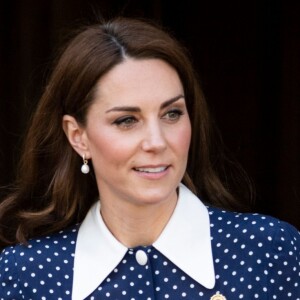 Kate Middleton usa vestido de poá azul com gola peter pan